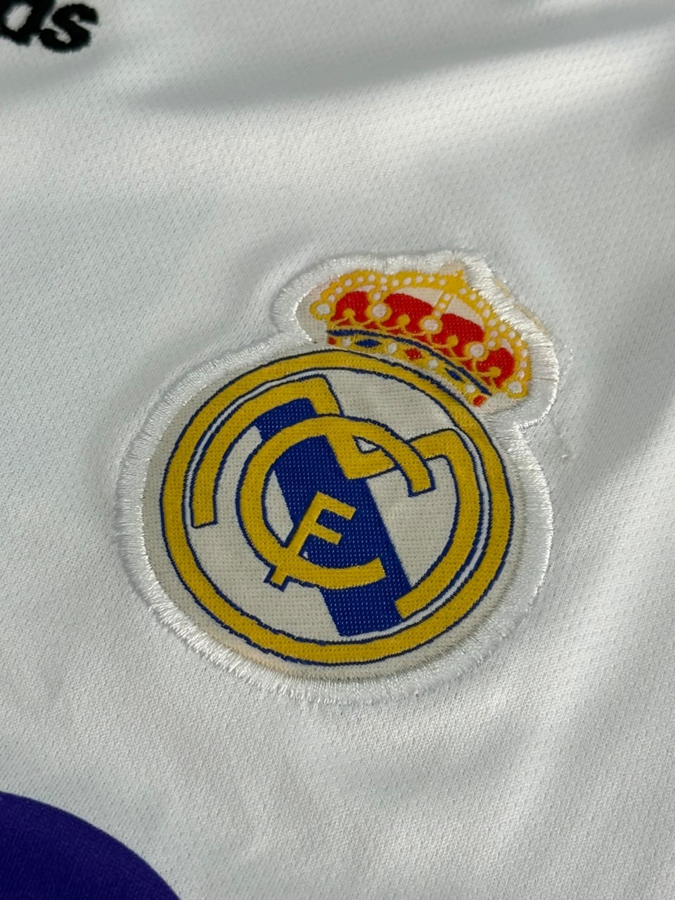 REAL MADRID 2006-07 HOME KIT - SERGIO RAMOS #4 Football Jersey Angle 3